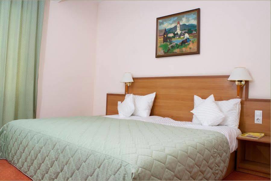 Hotel Rivulus Бая-Маре Экстерьер фото